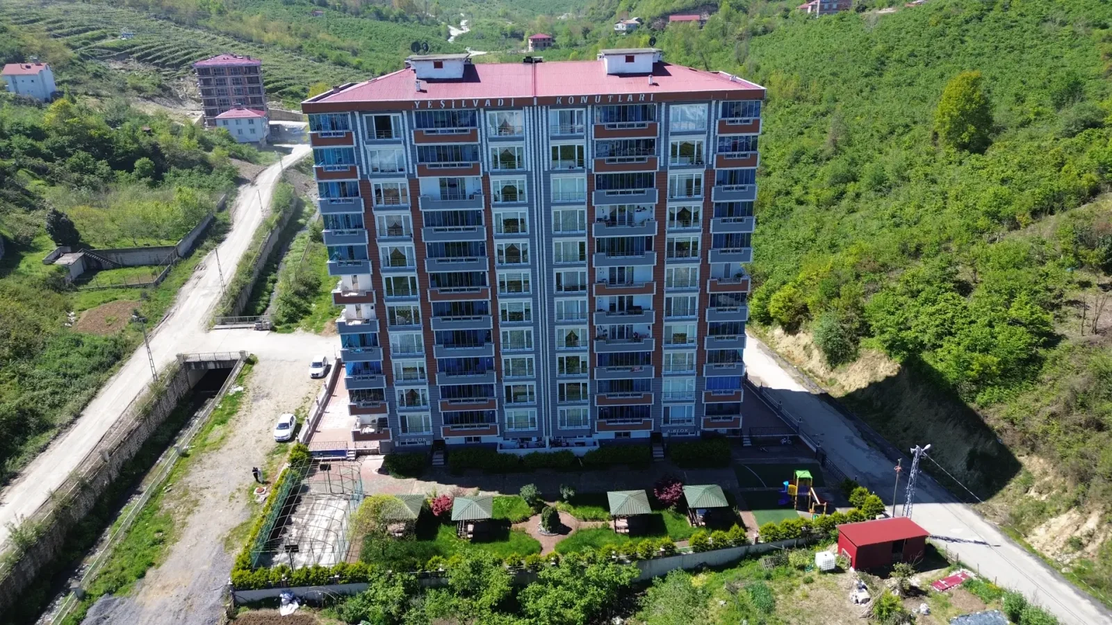 Yeşil Vadi Konutları'nın ön cephesi ve ortak bahçe alanı