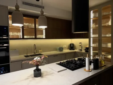 Özel imalat mutfakta aydınlatmalı cam dolaplar ve ada tezgâhı